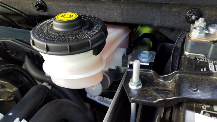 5 Brake Fluid Leak Symptoms (and Repair Cost)