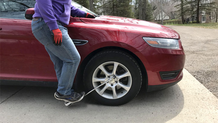 how to remove a stuck lug nut